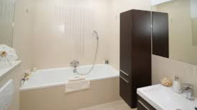 حمام حديث مجهز بكافة المتطلبات